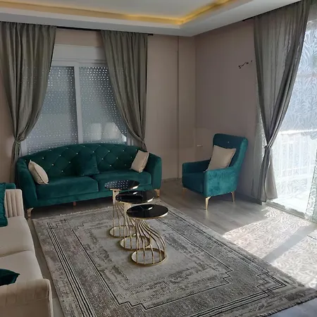 Spacious 3 Bedroom Apartment - Quick Drive To Beach, Airport & Center